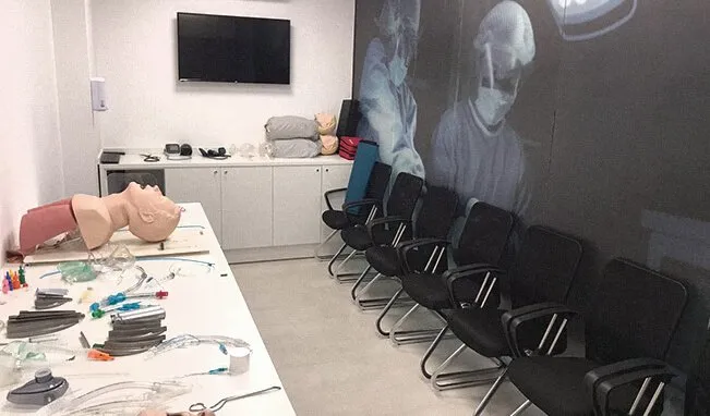 Ambiente de treinamento presencial EME Doctors com equipamentos de suporte avançado de vida